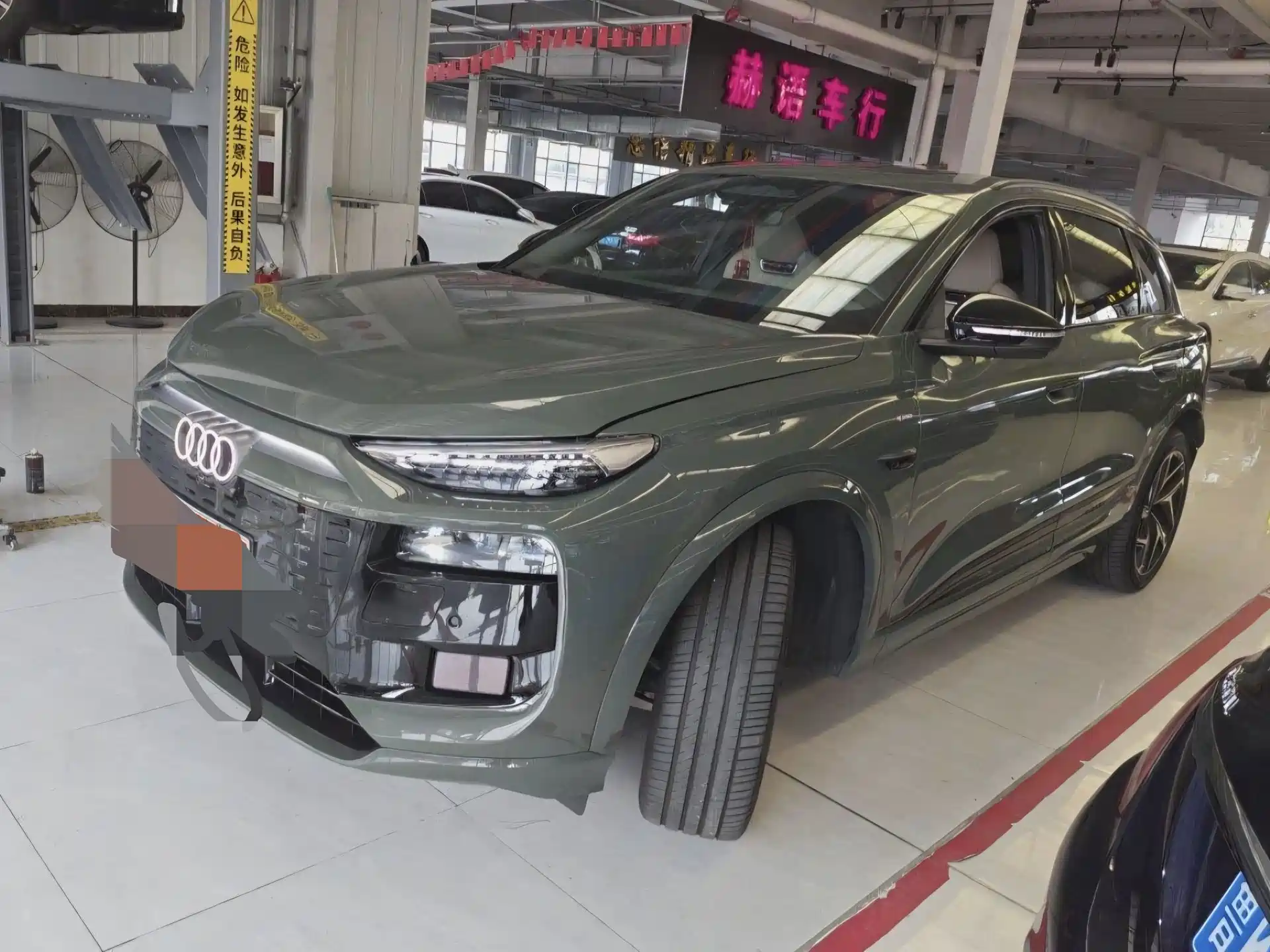 صورة 1 - Audi Q6L e-tron