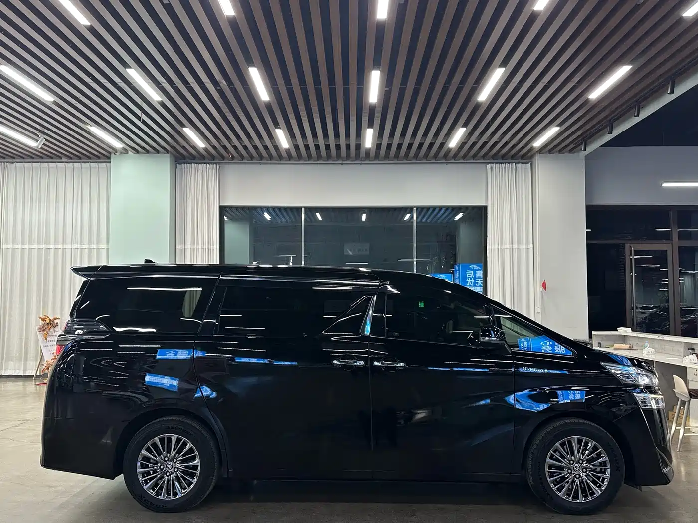 Toyota Vellfire 2021 Crown Hybrid 2.5L HV Luxury Edition фото 18