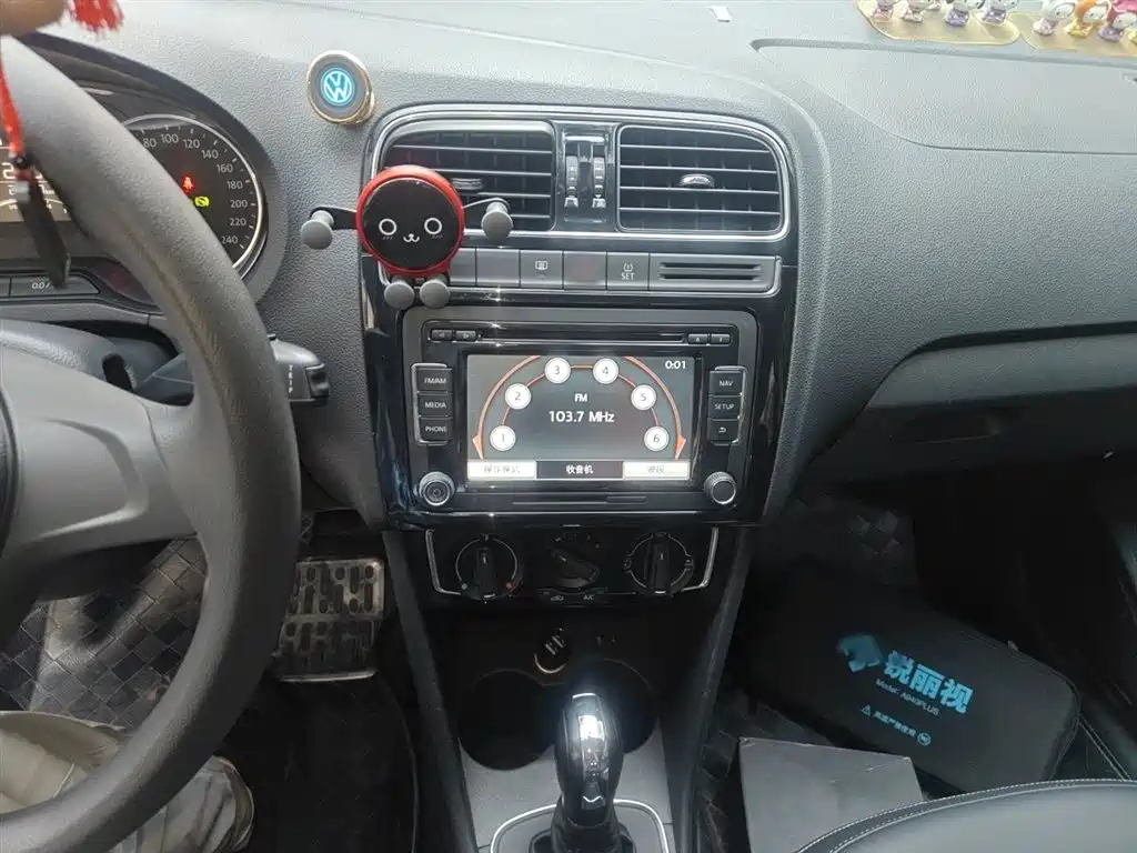 Volkswagen Polo 2014 1.6L Automatic 30th Anniversary Edition фото 6