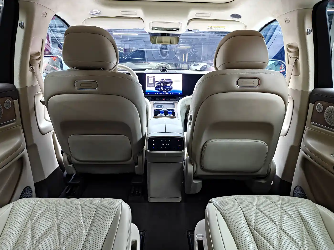 AITO Wenjie AITO M9 2024 Extended Range Ultra 42kWh 6-Seater фото 13