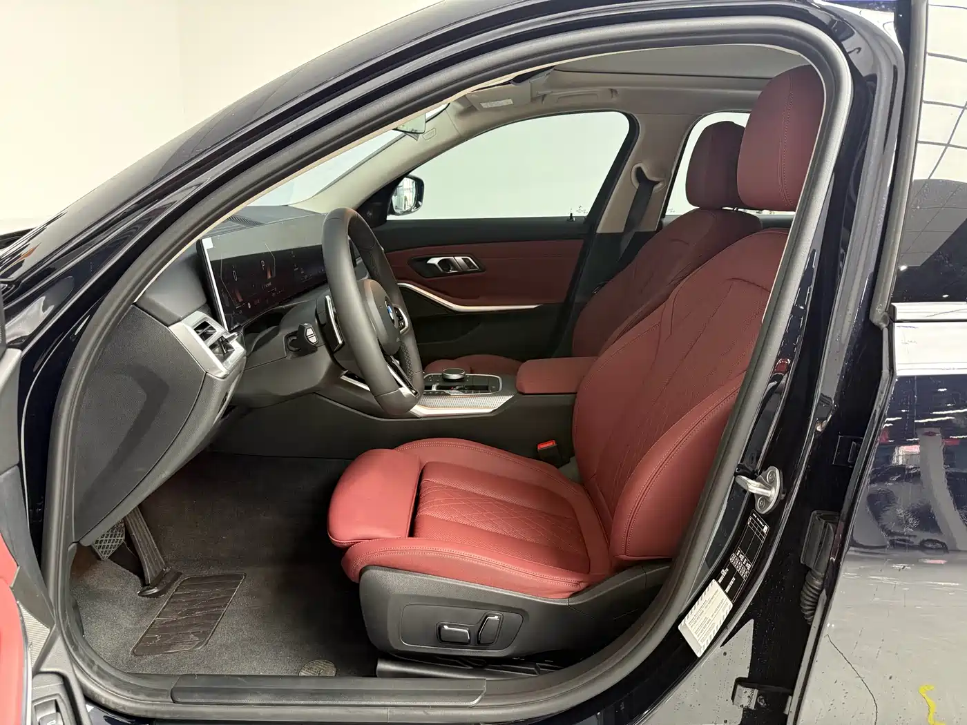 BMW 3 Series 2025 330Li M Sport Night Edition фото 14