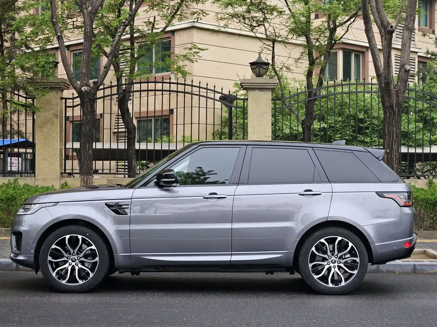 Land Rover Range Rover Sport 2021 3.0 L6 Gloss Black Edition фото 2