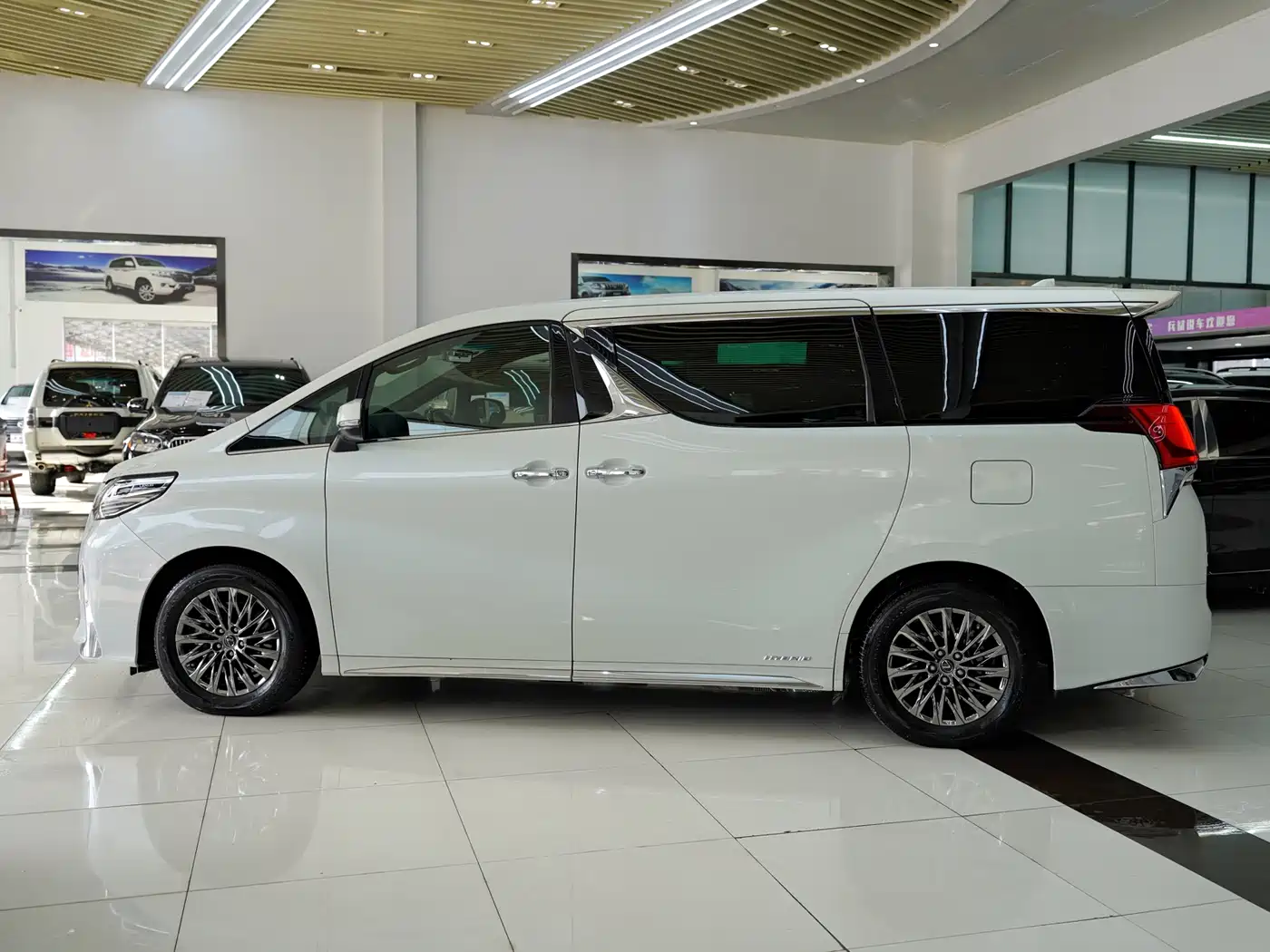 Lexus LM 2020 300h Seven-Seater Elegance Edition фото 3