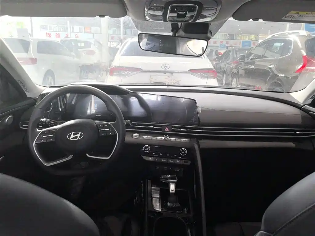 Hyundai Elantra 2023 Model 1.5L CVT LUX Premium Edition фото 4