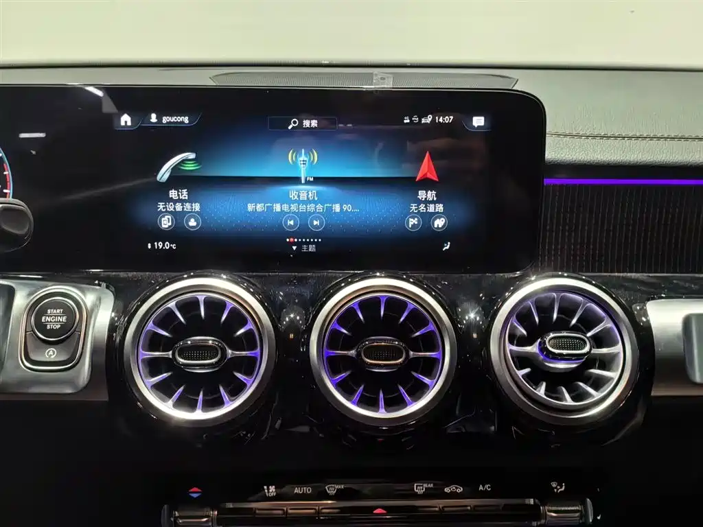 MERCEDES-BENZ GLB