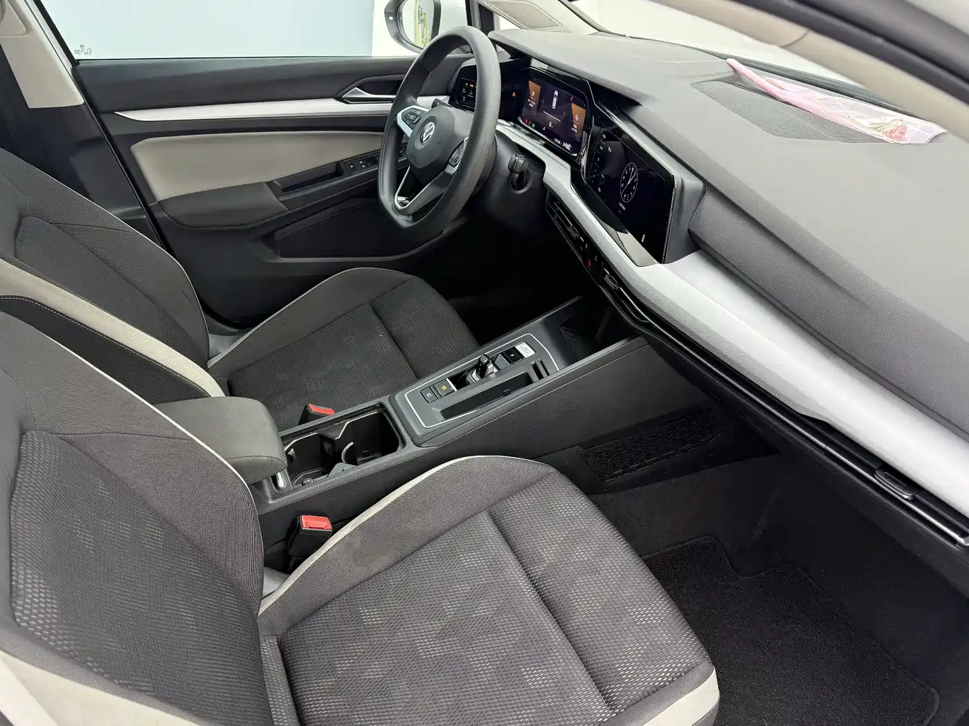 Volkswagen Golf 2023 Model 200TSI DSG фото 16
