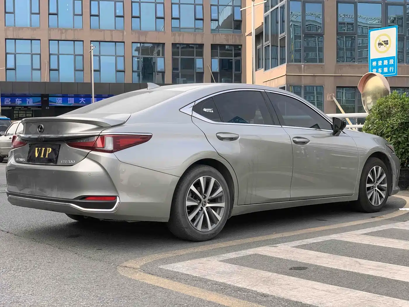 Фото 7 - Lexus ES