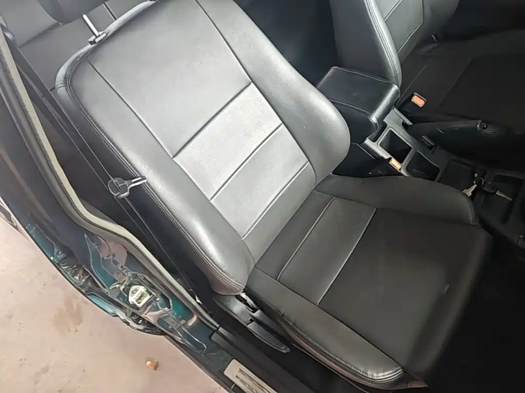 Photo 25 - Isuzu Pickup