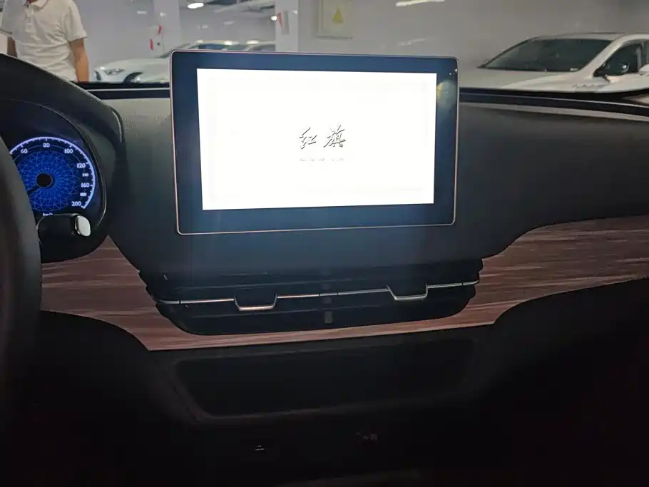 Hongqi E-QM5 2026 2025 Model 500km Travel Edition