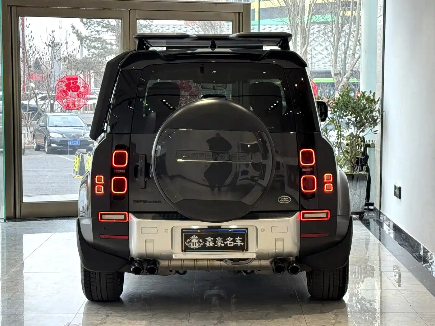 Land Rover Defender 2023 Model 110 3.0T P400 Dark Special Edition фото 24