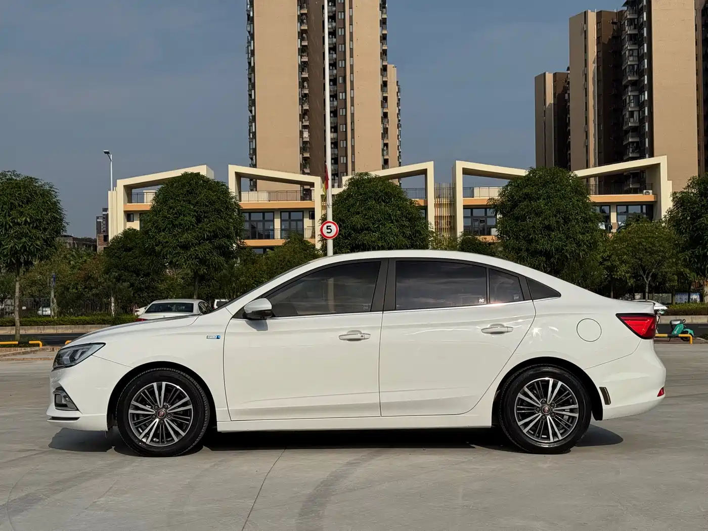 Roewe i5 2019 2019 1.5L Automatic 4G Connected LingHao Flagship Version