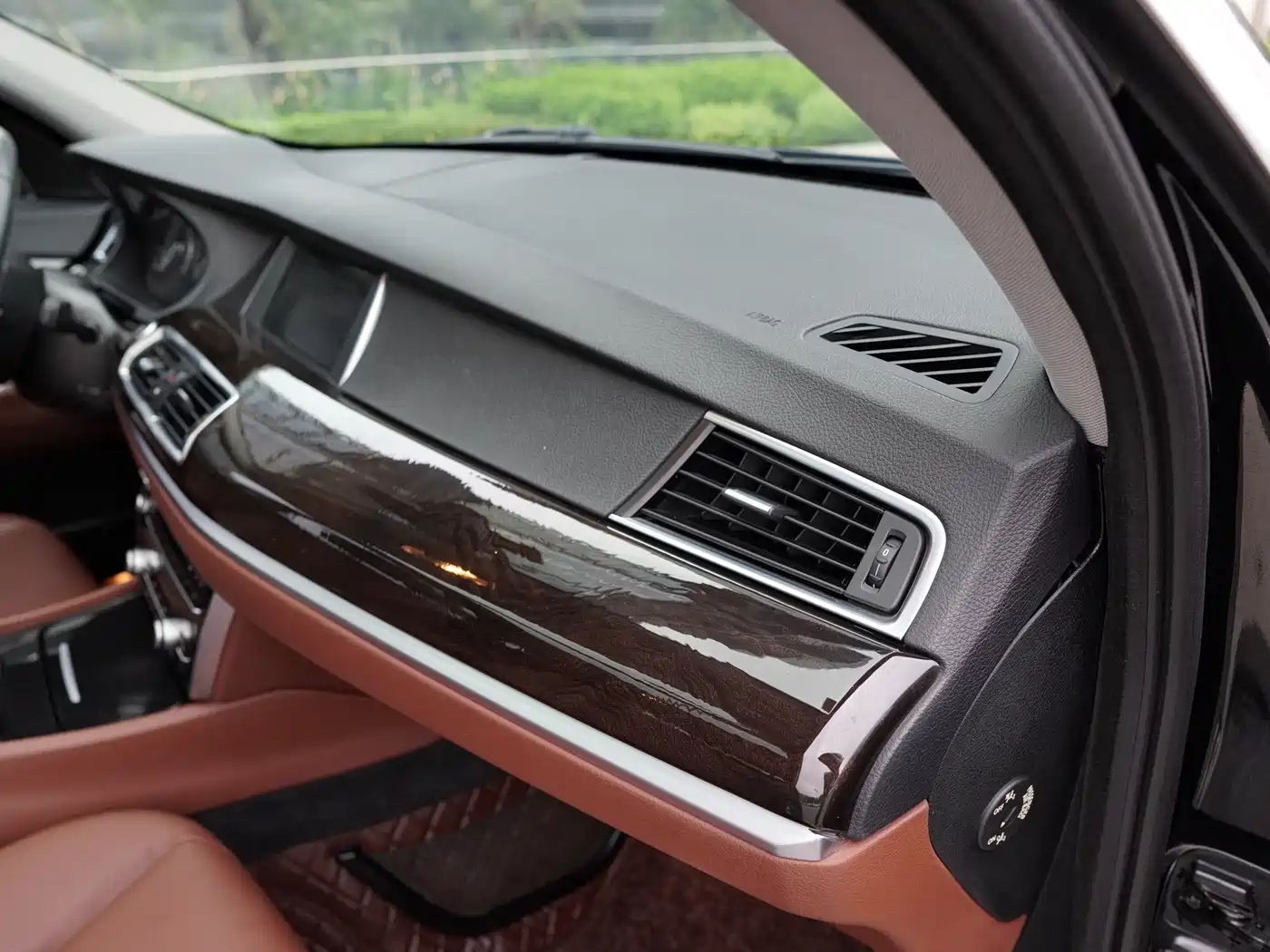 BMW 5 Series GT 2013 535i Elegance фото 25