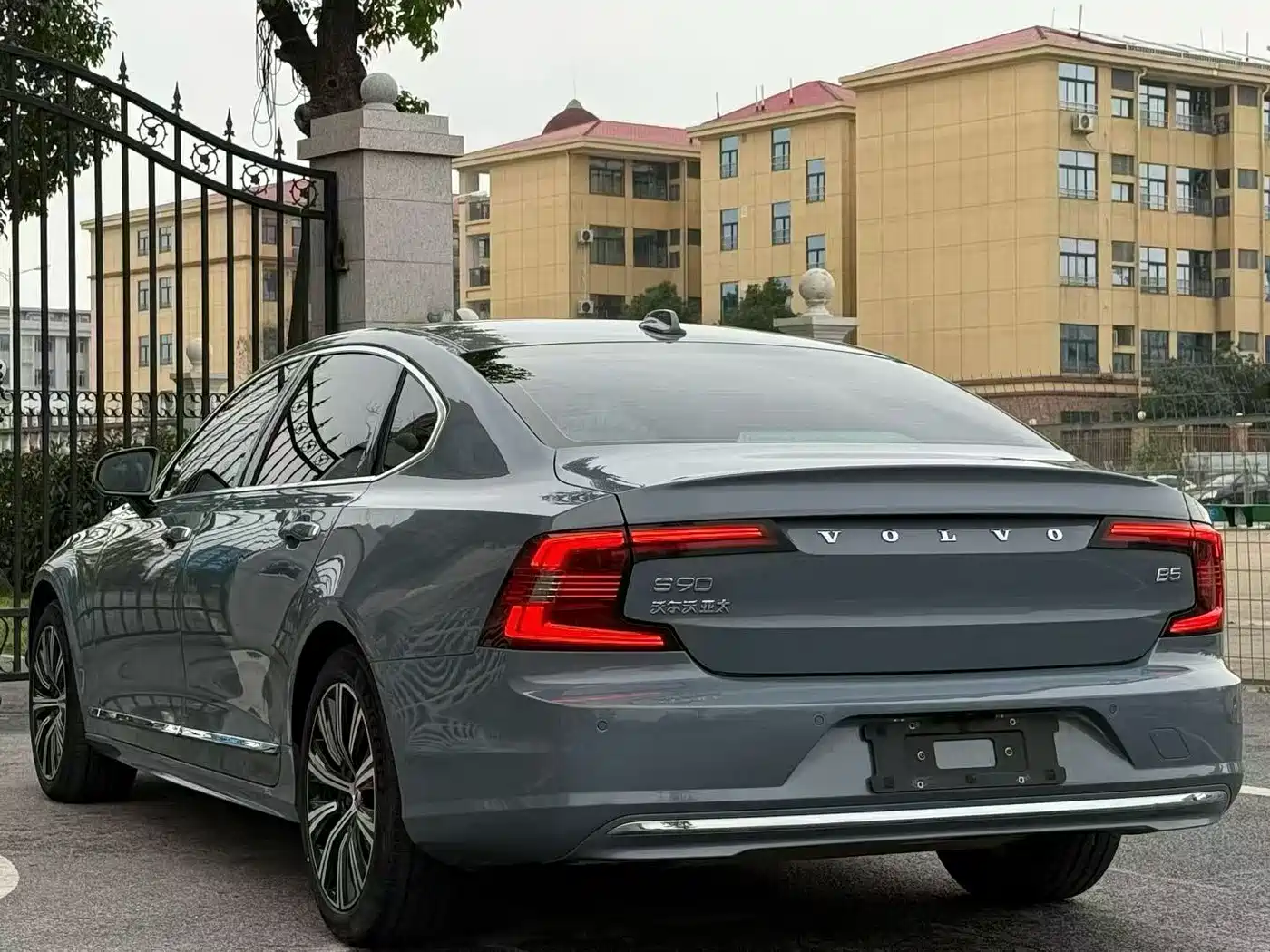 VOLVO S90