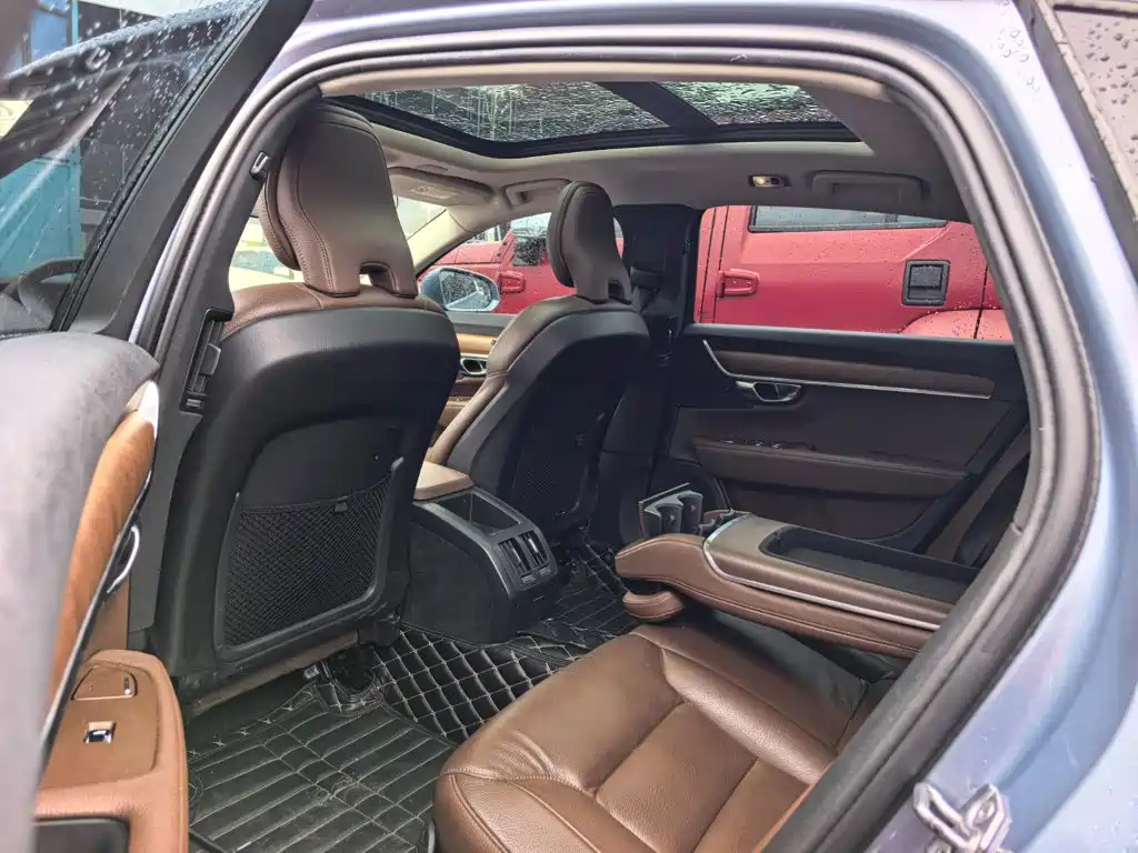Photo 8 - Volvo S90