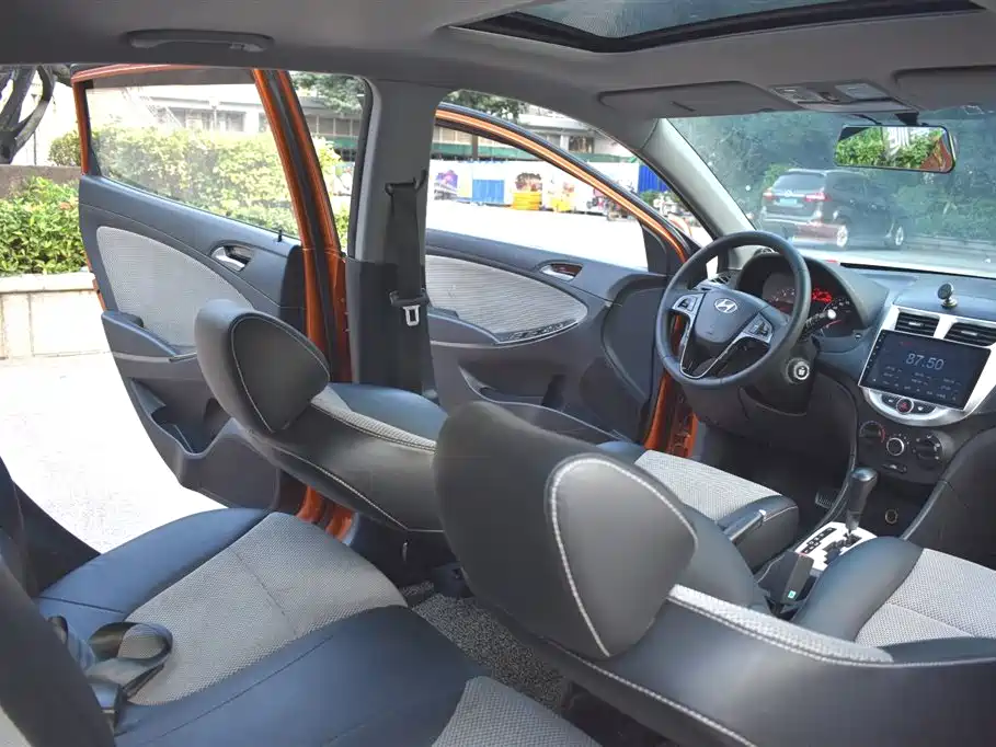 Hyundai Reina 2014 Model 1.4L Automatic GLX фото 12