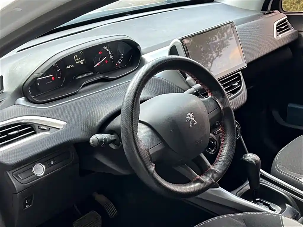 Peugeot 2008 2014 1.6L Automatic Trend Edition фото 18