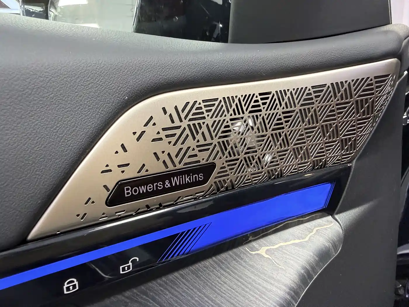 BMW 5 Series 2025 530Li Premium M Sport Package фото 15