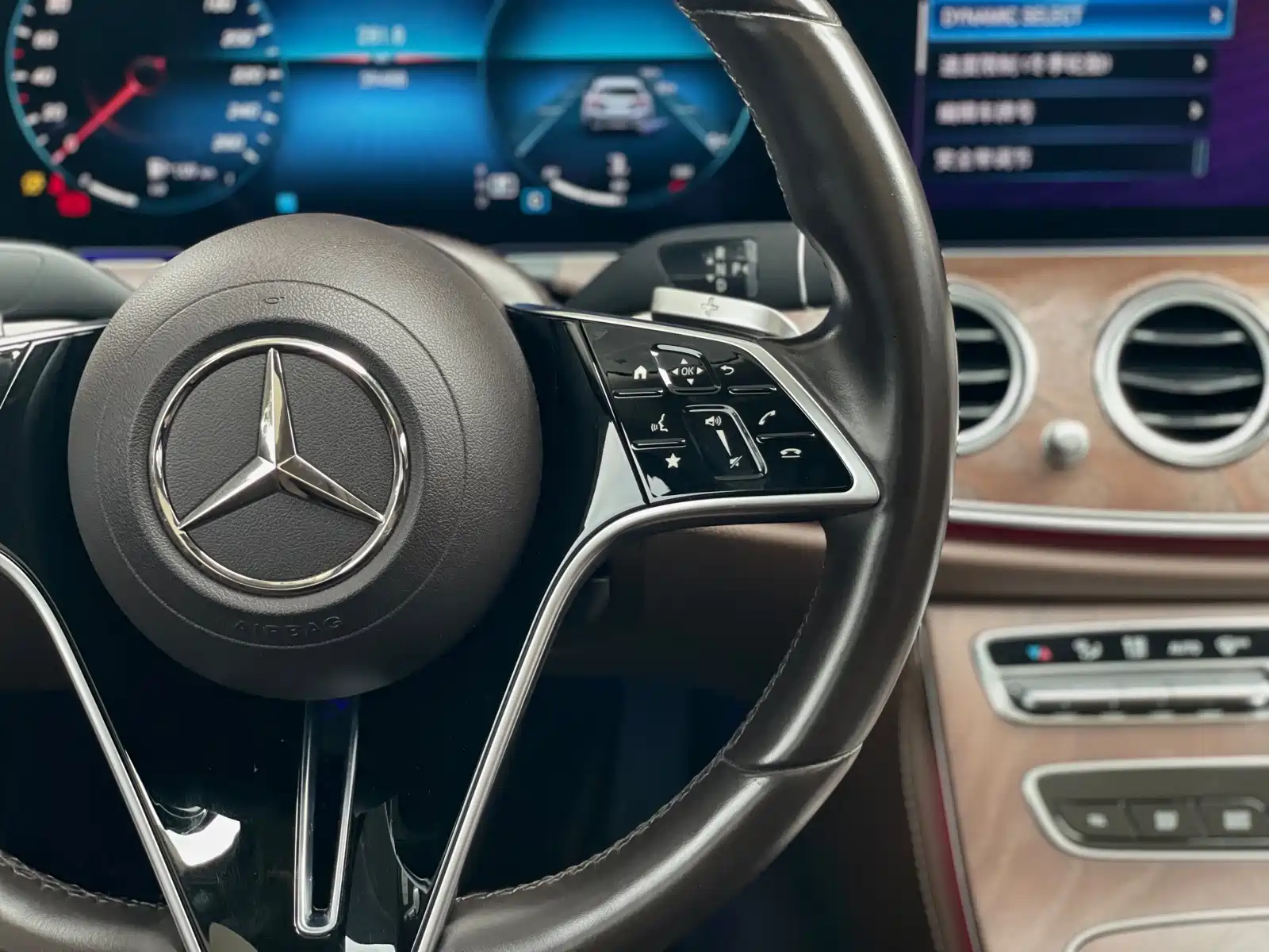 Фото 25 - Mercedes-Benz E-Class
