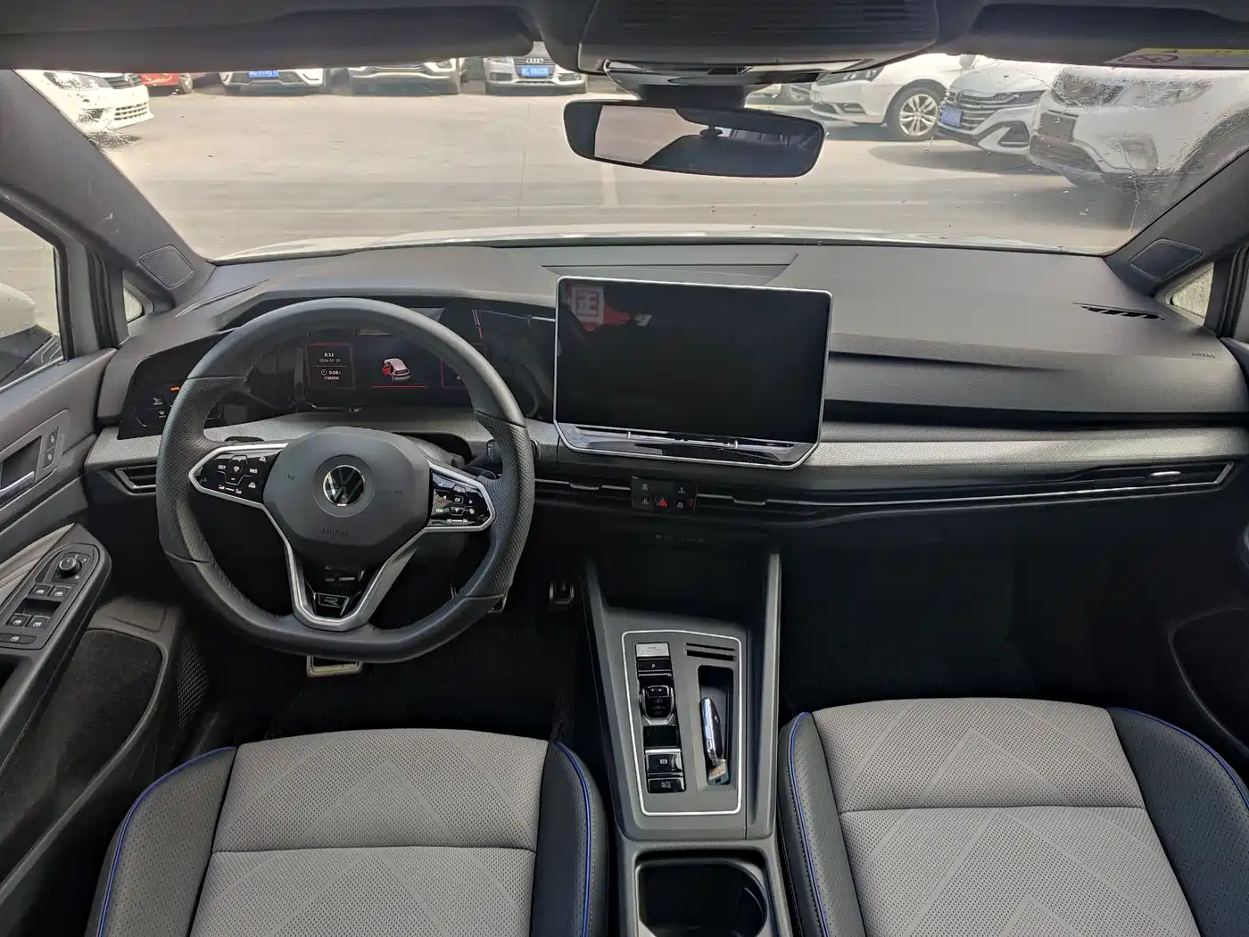 Volkswagen Golf 2025 Facelift 300TSI R-Line фото 7