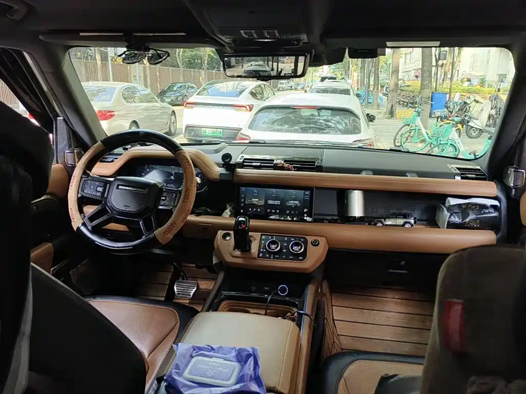 Photo 12 - Land Rover Defender