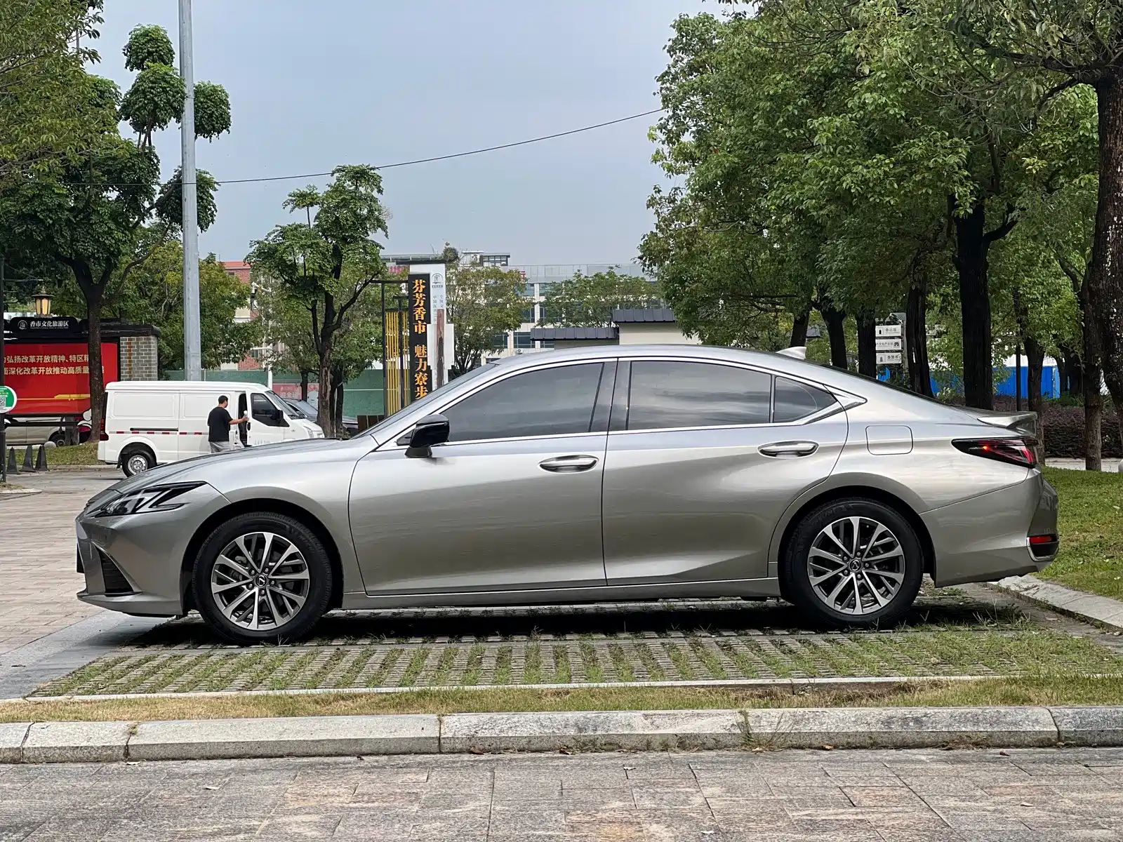 Фото 7 - Lexus ES