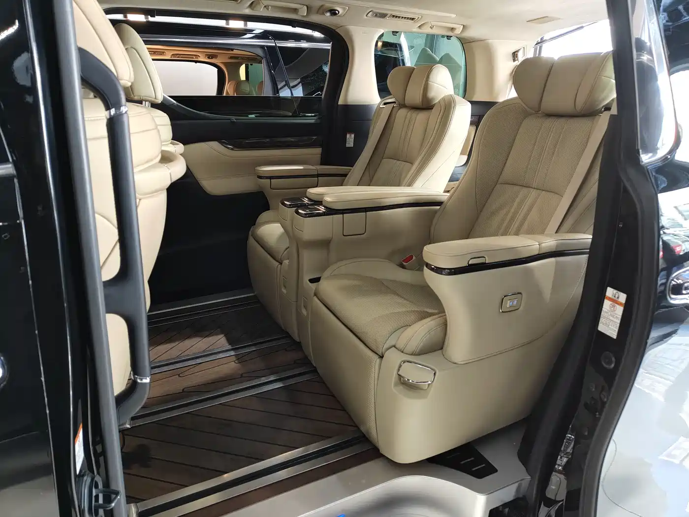 Toyota Vellfire 2020 Twin Engine 2.5L HV Premium Edition фото 6