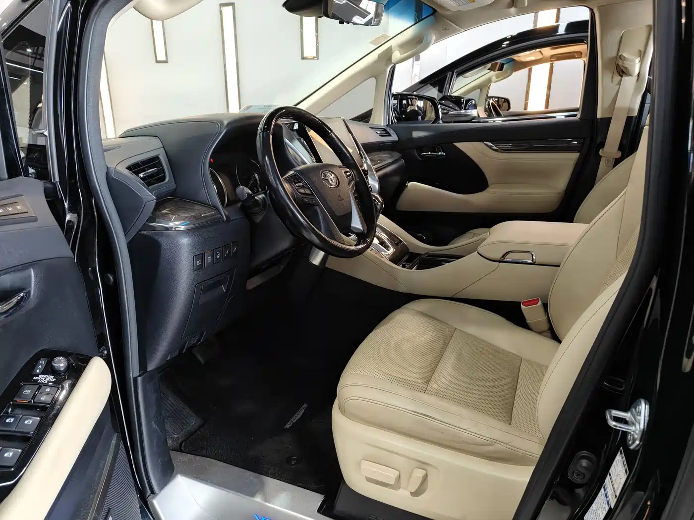 Toyota Vellfire 2020 Twin Engine 2.5L HV Premium Edition фото 4