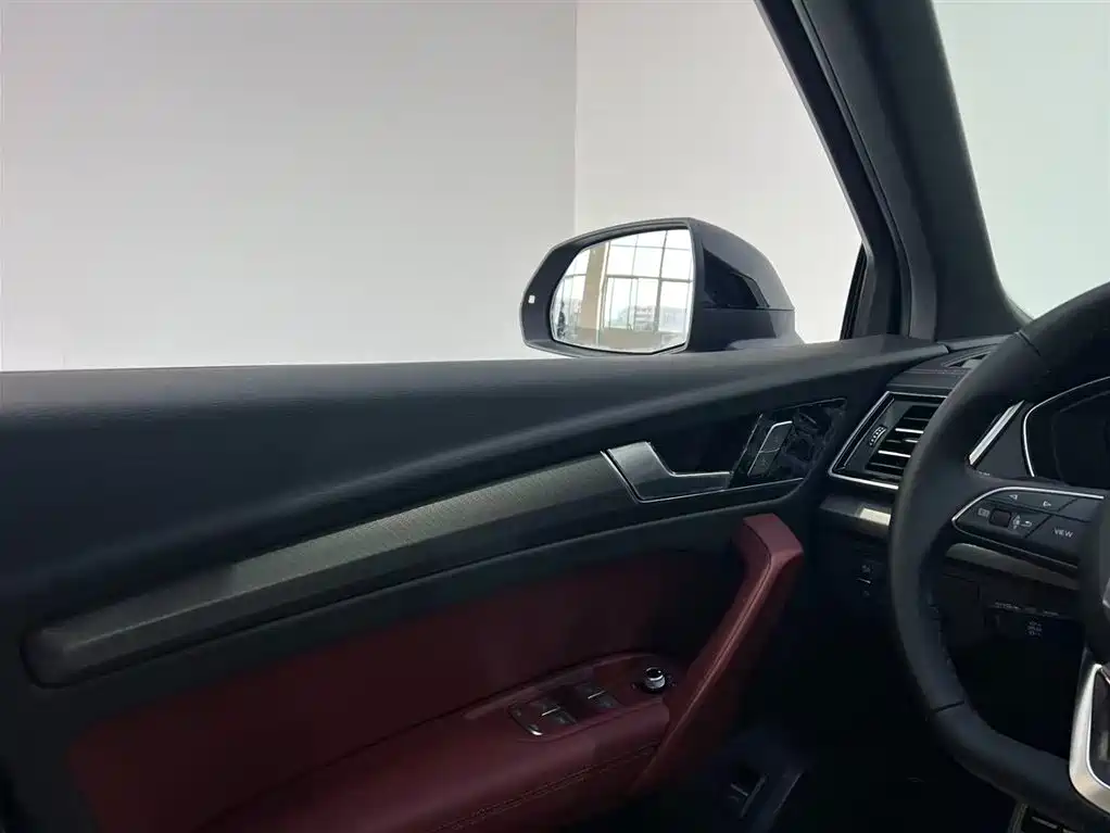 Audi Q5L 2025 45th Anniversary Edition 40 TFSI Luxury Sport фото 13