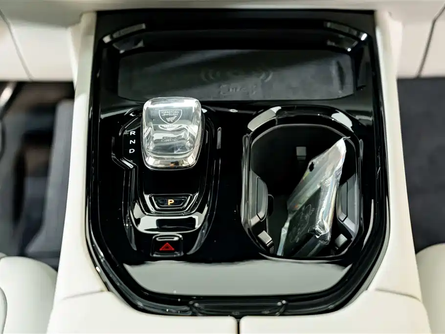 Volvo EM90 2026 2025 Ultra Six-Seater