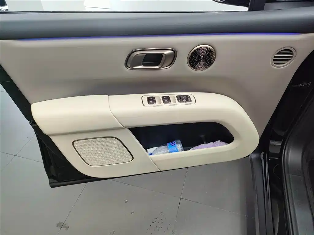 Li Auto i6 2026 2025 2WD Base Model