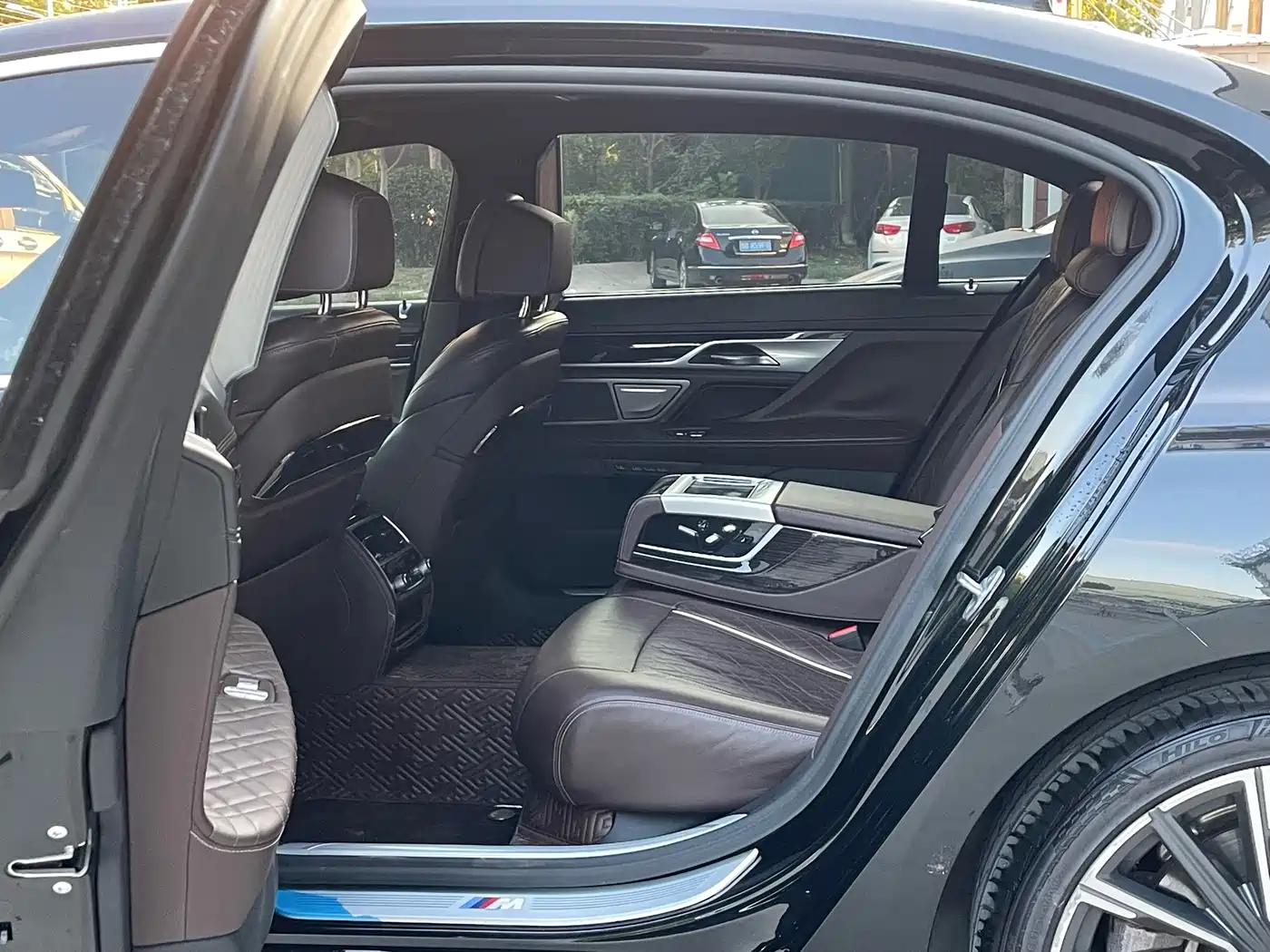 BMW 7 Series 2021 Model 740Li Leading M Sport Package фото 6