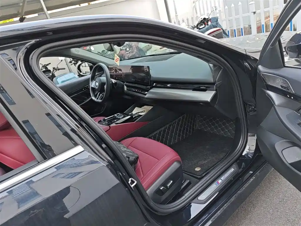BMW 5 Series 2024 530Li Leading M Sport Package фото 11