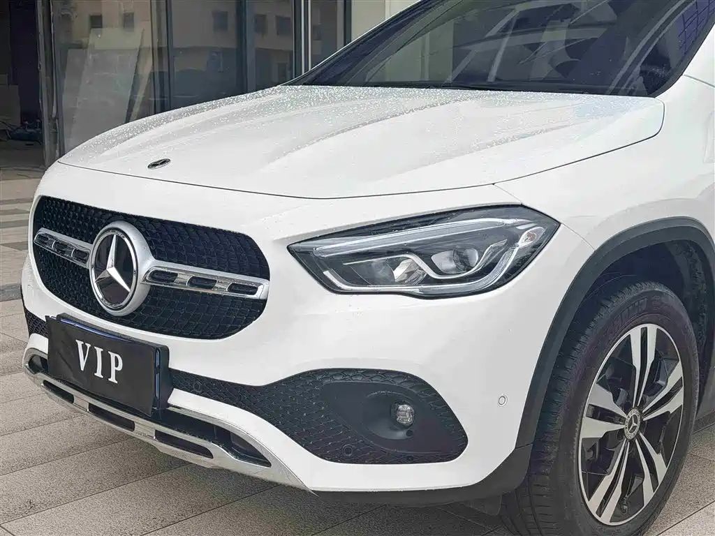 MERCEDES-BENZ GLA