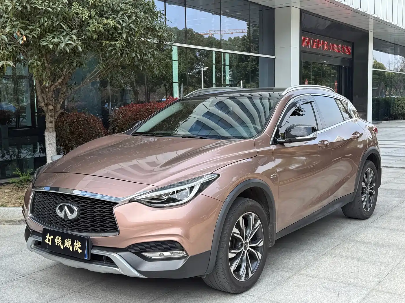 Infiniti QX30 2017 2.0T 4WD Sport Edition фото 2