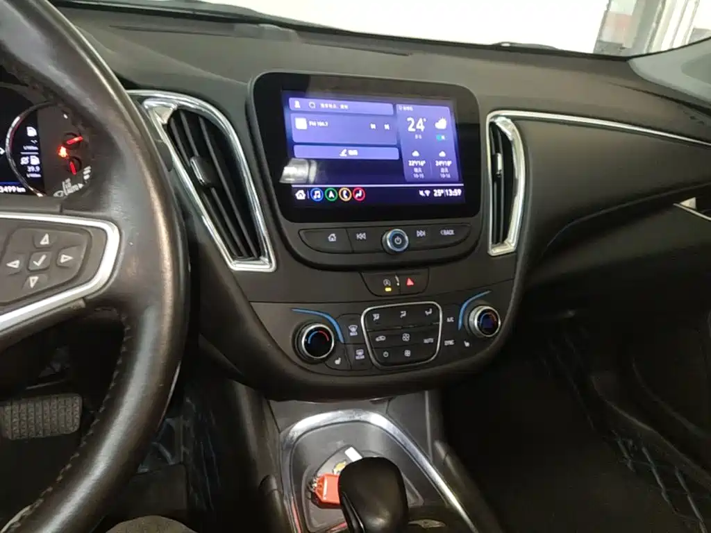 Photo 13 - Chevrolet Malibu XL