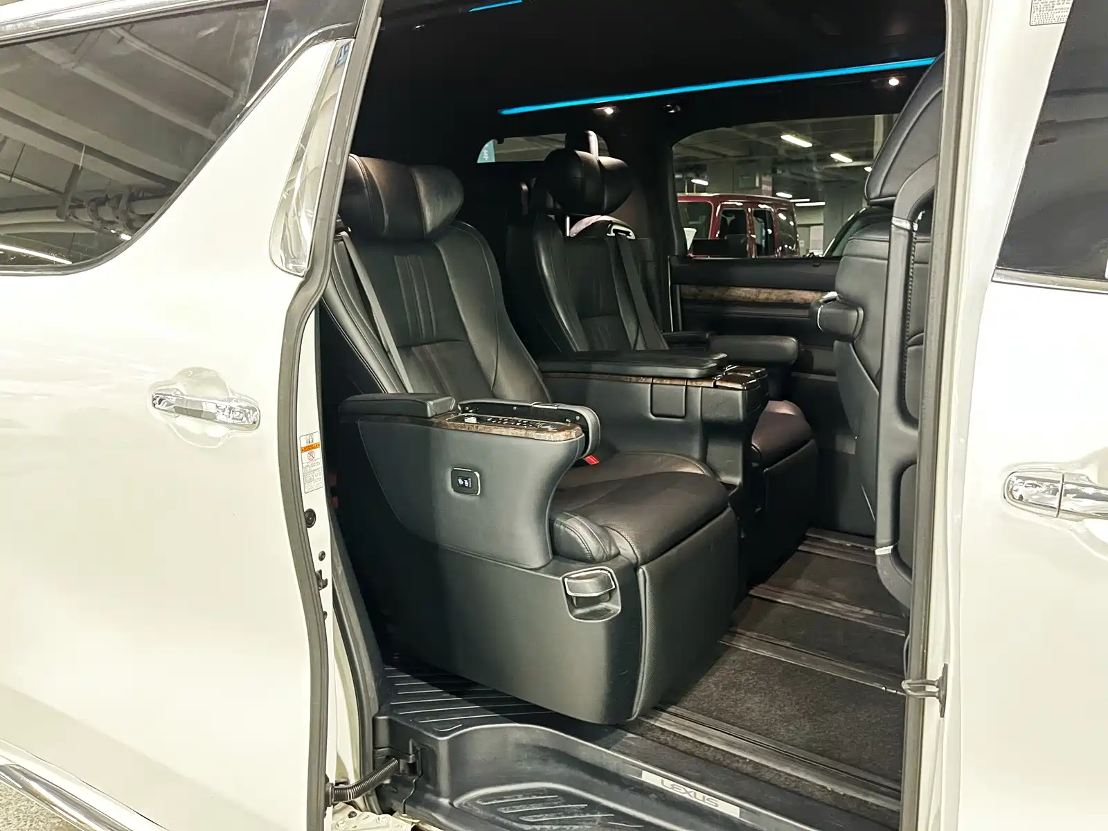 Photo 14 - Toyota Alphard