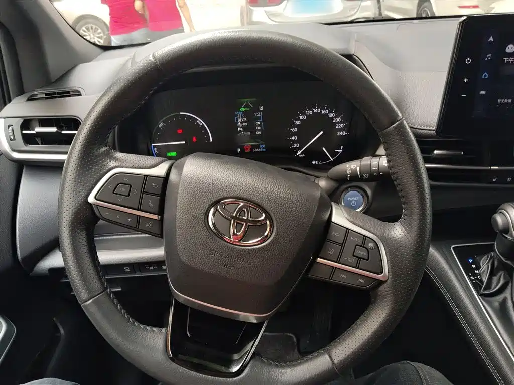 Toyota Sienna 2023 2.5L Hybrid Premium Edition фото 7