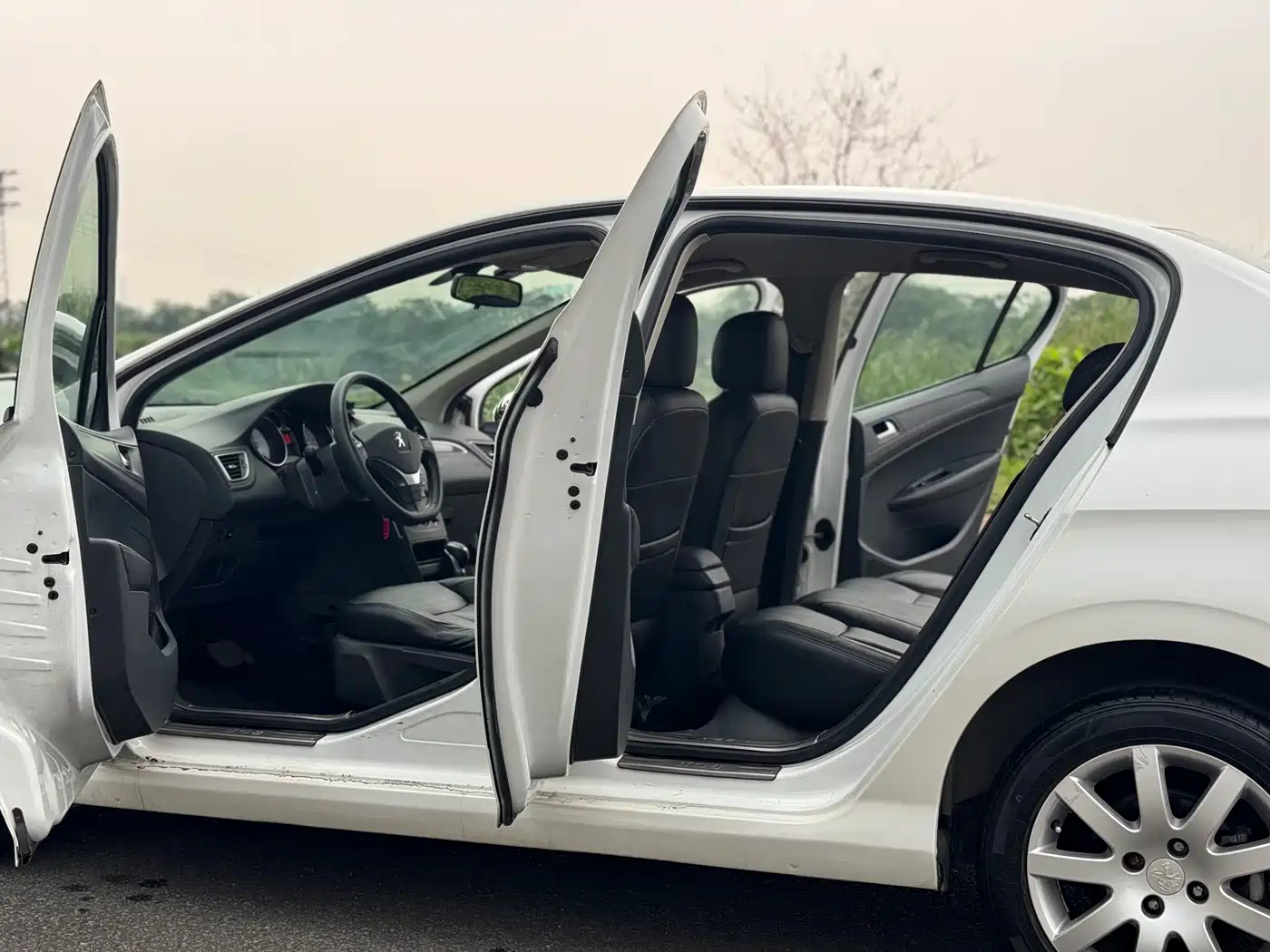 Peugeot 308 2014 Model Joy Edition Classic 1.6L Automatic Superior Style фото 24