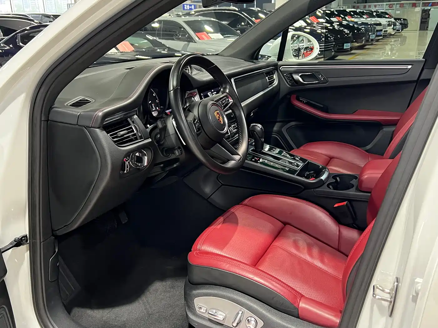 PORSCHE MACAN