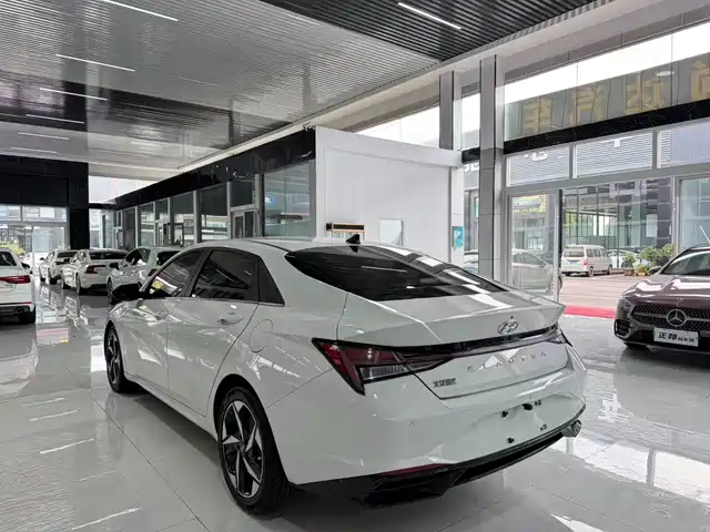Hyundai Elantra 2022 1.5L CVT LUX Premium Edition — фото 5
