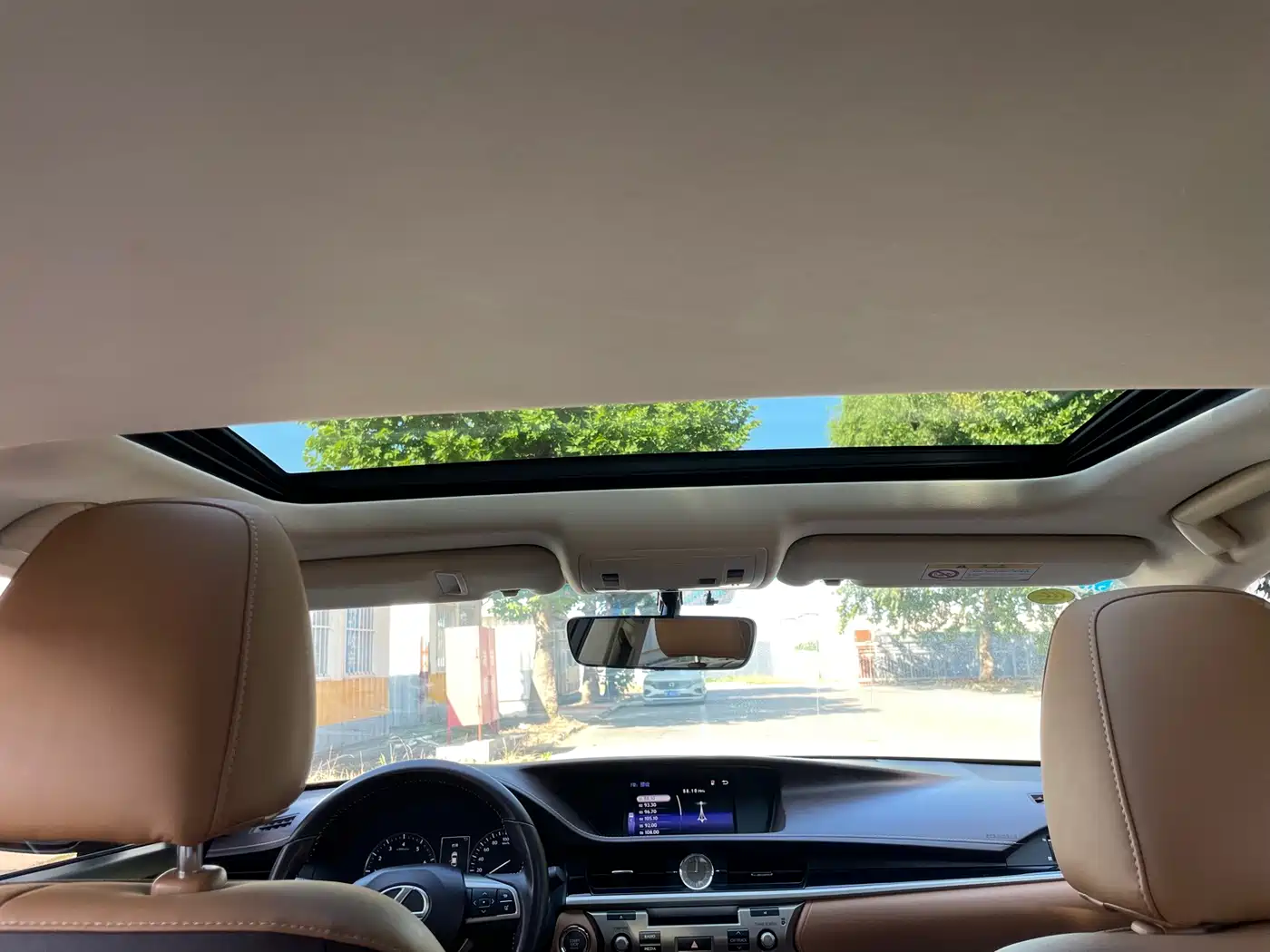 Фото 10 - Lexus ES