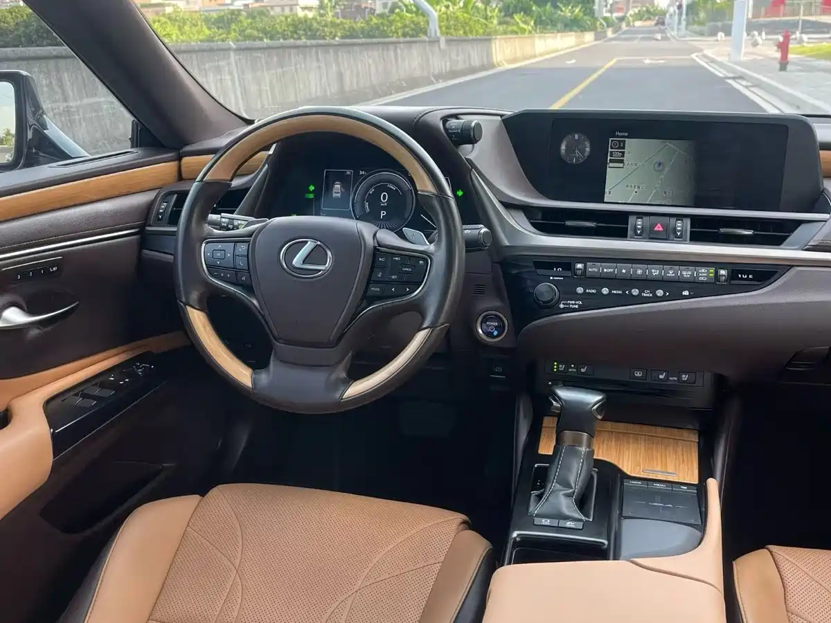 Photo 3 - Lexus ES