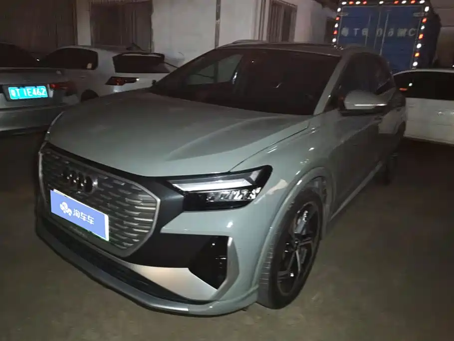 AUDI Q4 E TRON