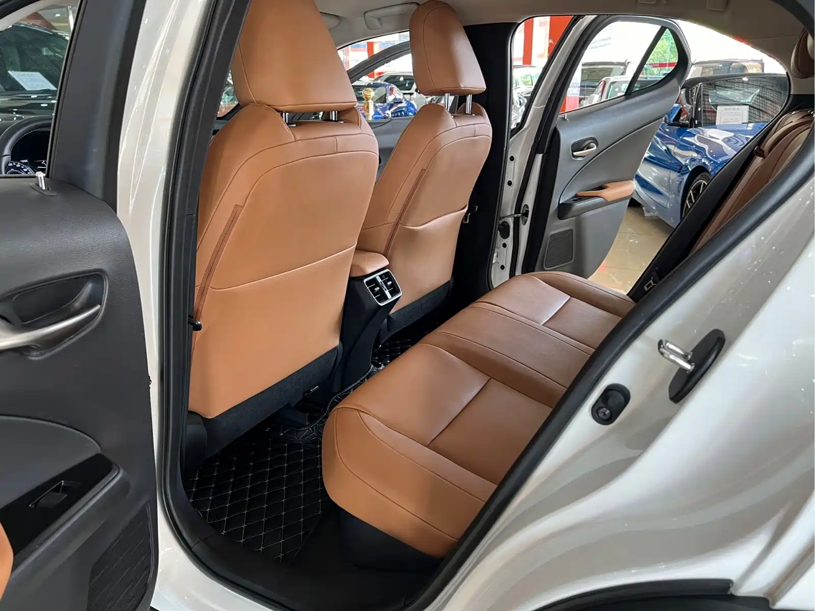 Фото 8 - Lexus UX