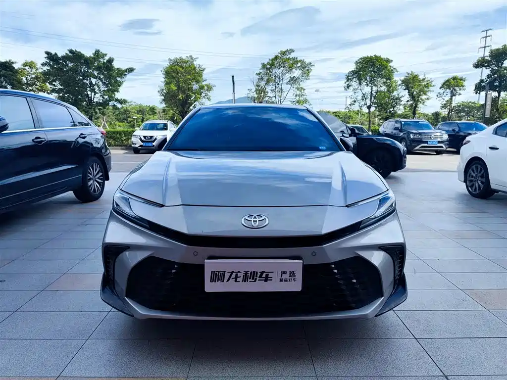 Фото 2 - Toyota Camry