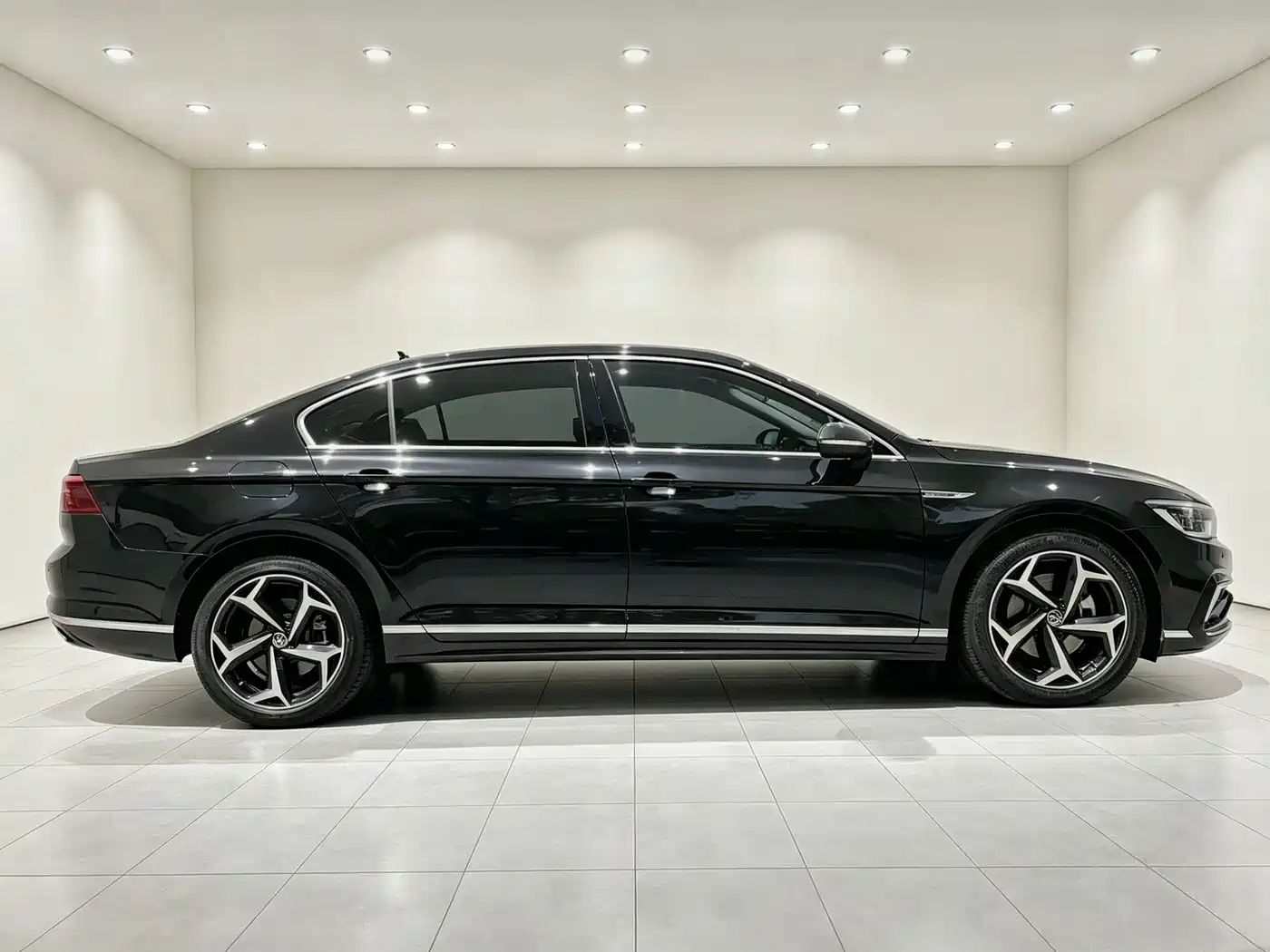 Volkswagen Magotan 2023 Model 2 Million Commemorative Edition 330TSI DSG Luxury фото 13