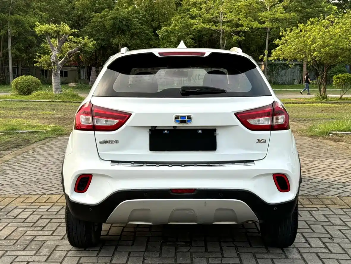 Фото 13 - Geely Vision X3