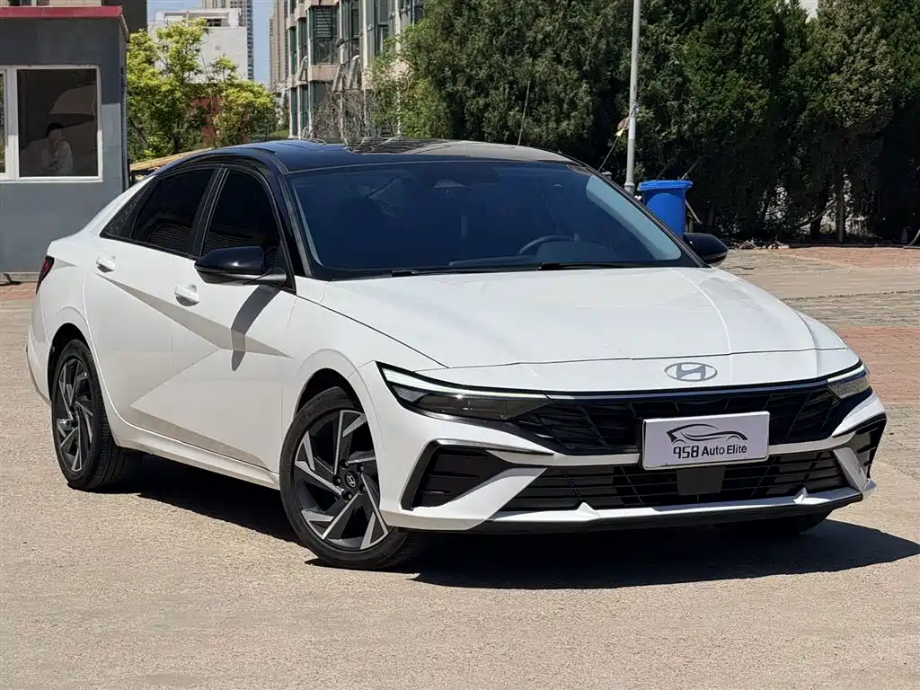 Hyundai Elantra 2023 Model 1.5L CVT LUX Premium Edition фото 3
