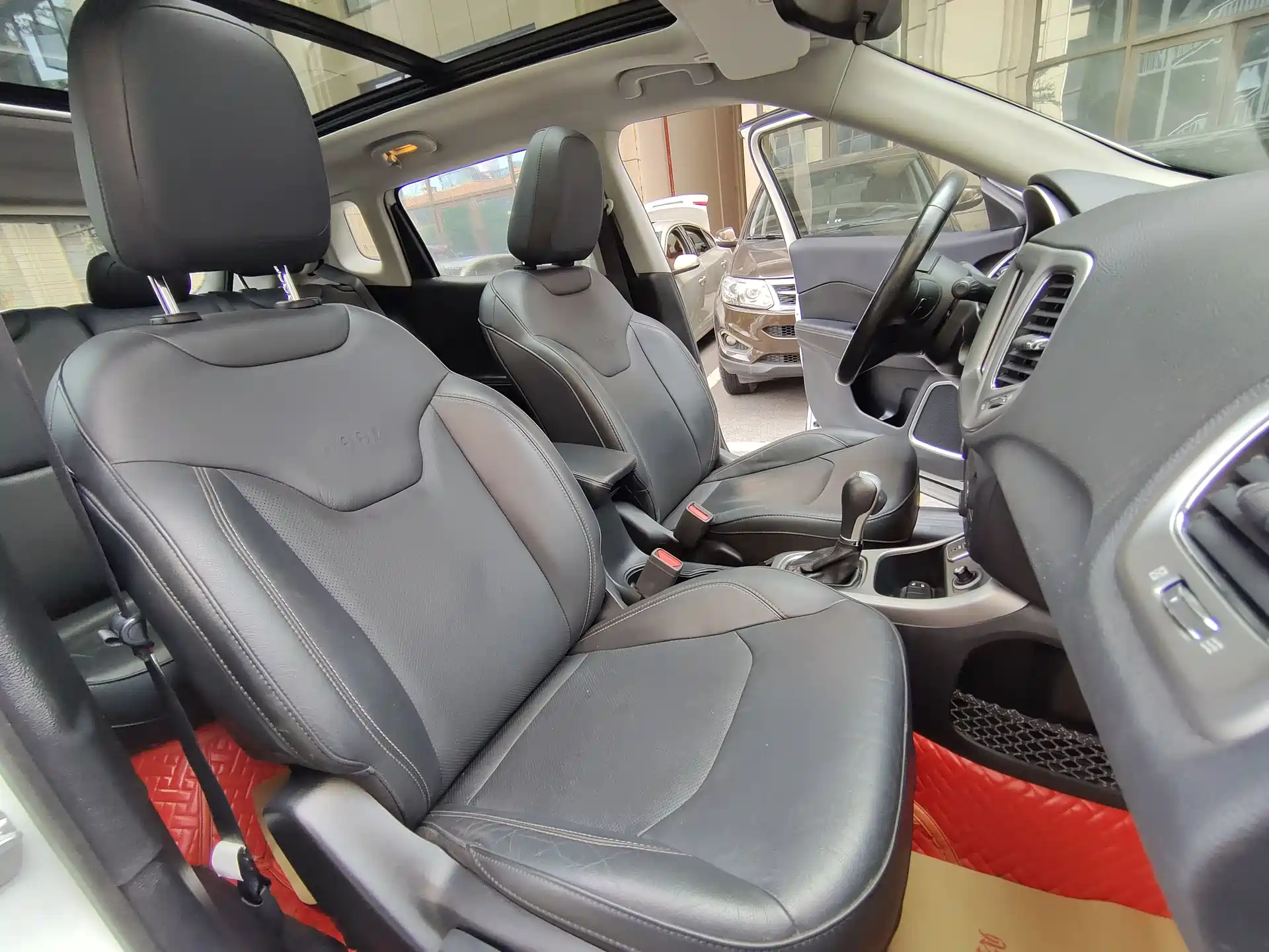Фото 16 - Jeep Compass