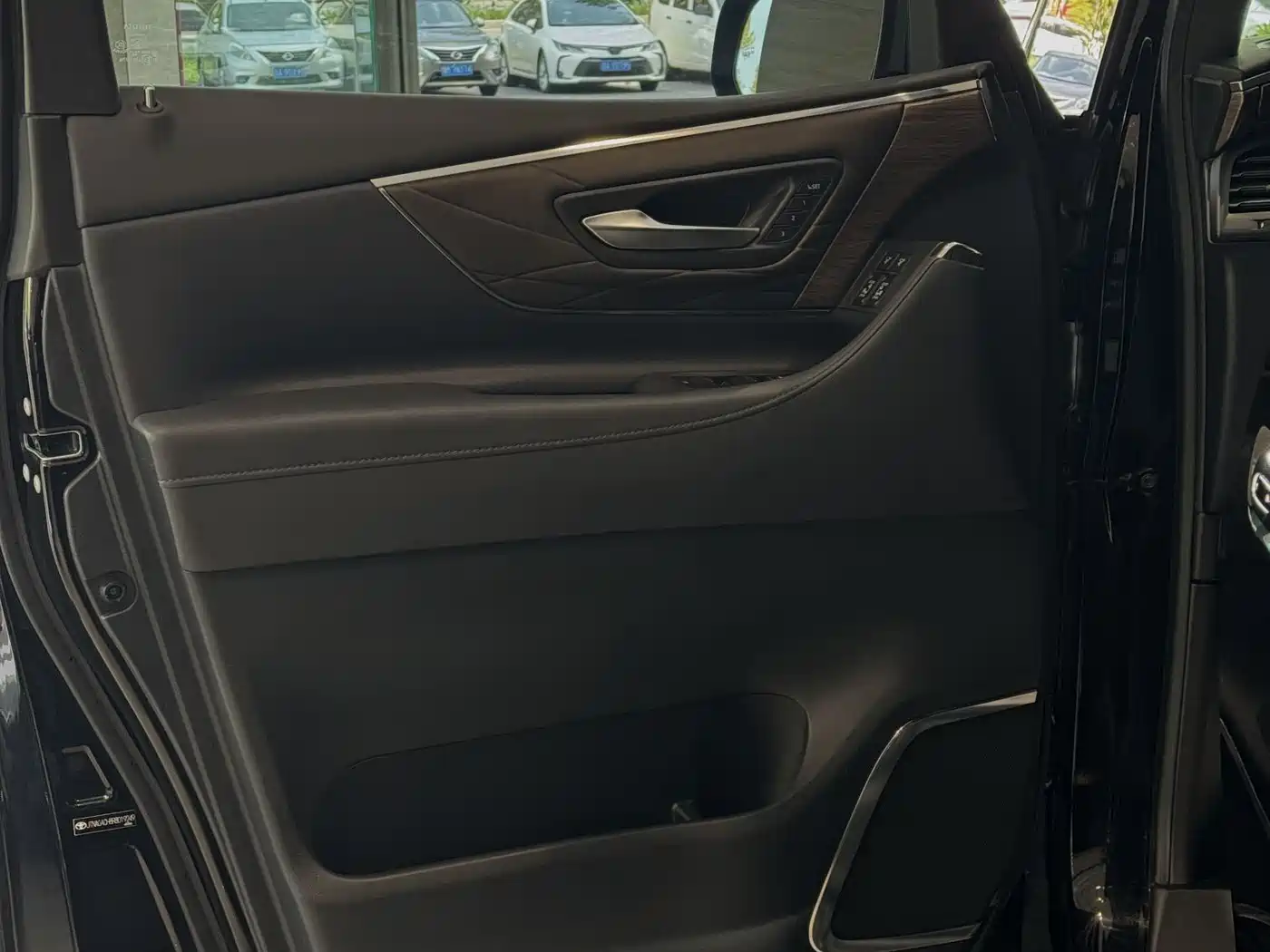 Toyota Alphard фото 6
